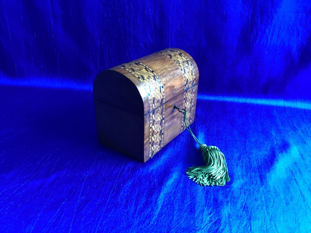 Victorian domed top parquetry and walnut tea caddy


 parquetry tea caddy View IX