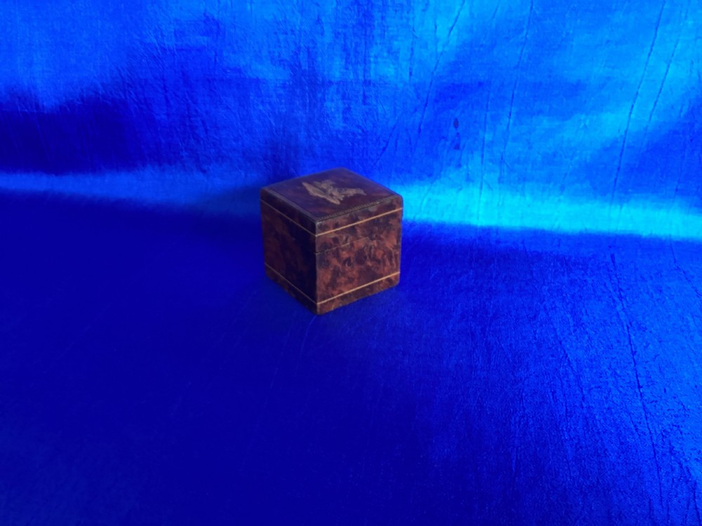 A small square Victorian burr walnut travelling inkwell box featuring detailed mosaic wood inlay on the lid. View II