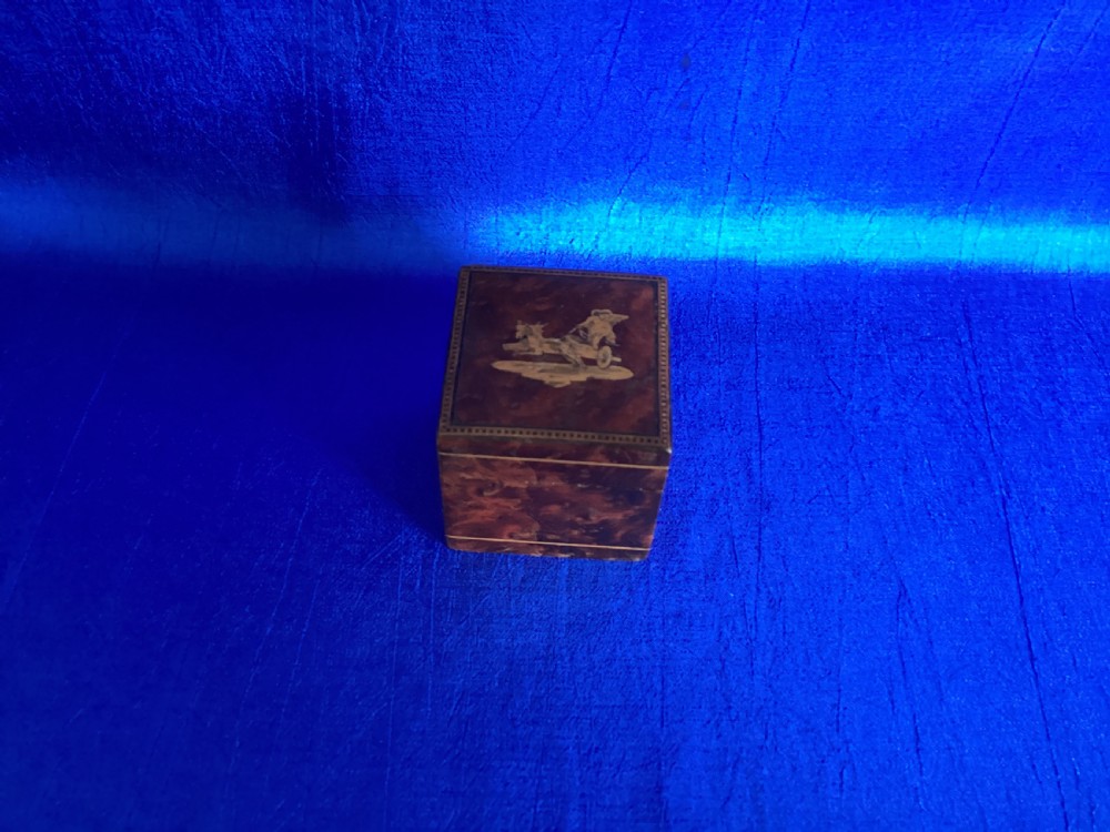 A small square Victorian burr walnut travelling inkwell box featuring detailed mosaic wood inlay on the lid. View III