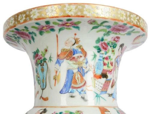 PAIR OF 19TH CENTURY CHINESE CANTON ROSE MEDALLION VASES - ADDITIONAL PHOTO 3