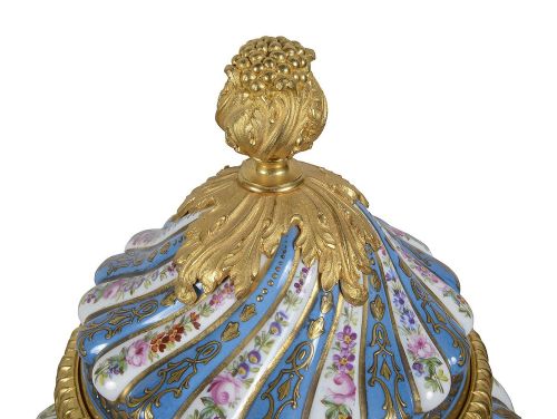 PAIR SEVRES STYLE PORCELAIN LIDDED VASES C19TH - ADDITIONAL PHOTO 1