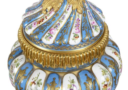 PAIR SEVRES STYLE PORCELAIN LIDDED VASES C19TH - ADDITIONAL PHOTO 2