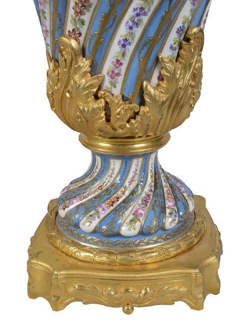 PAIR SEVRES STYLE PORCELAIN LIDDED VASES C19TH - ADDITIONAL PHOTO 4