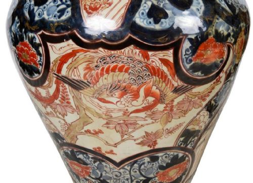 PAIR OF 18TH CENTURY JAPANESE IMARI LIDDED VASES - ADDITIONAL PHOTO 3