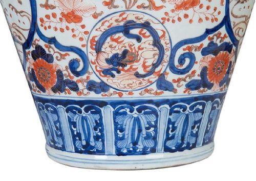 LARGE PAIR OF JAPANESE 19TH CENTURY IMAR LIDDED VASES - ADDITIONAL PHOTO 3