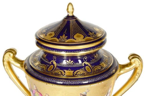 LARGE PAIR OF 19TH CENTURY VIENNA PORCELAIN URNS - ADDITIONAL PHOTO 1