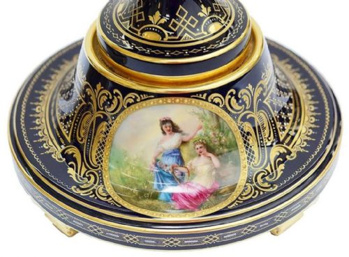 LARGE PAIR OF 19TH CENTURY VIENNA PORCELAIN URNS - ADDITIONAL PHOTO 4
