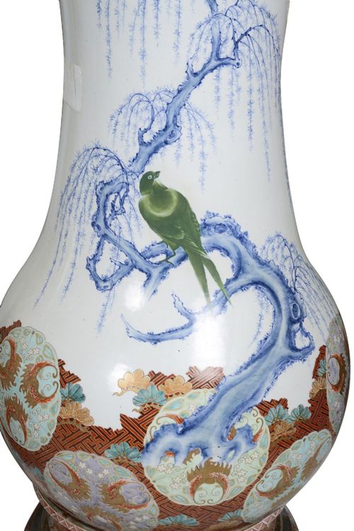 LARGE PAIR JAPANESE IMARI VASES CIRCA 1890 - ADDITIONAL PHOTO 4