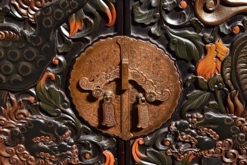 LATE 19TH CENTURY CHINOISERIE CARVED LACQUER CABINET ON STAND - ADDITIONAL PHOTO 4