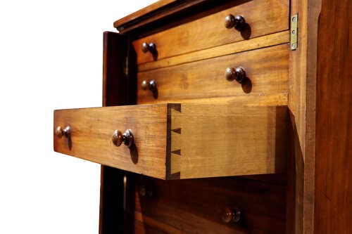 A tall mid-19th century mahogany Wellington chest featuring eight graduated drawers with turned wooden knobs and a side-locking hinged pilaster. View V