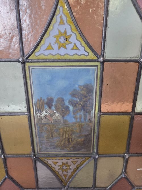 1900 ANTIQUE LEADED GLASS WINDOW WITH HAND PAINTED COUNTRY FARMHOUSE SCENE - ADDITIONAL PHOTO 1