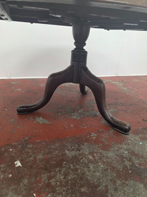 VICTORIAN BURR WALNUT TOPPED COFFEE TABLE IN A MODERN CAST IRON TRIPOD BASE - ADDITIONAL PHOTO 4