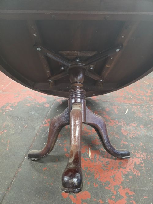 VICTORIAN BURR WALNUT TOPPED COFFEE TABLE IN A MODERN CAST IRON TRIPOD BASE - ADDITIONAL PHOTO 10