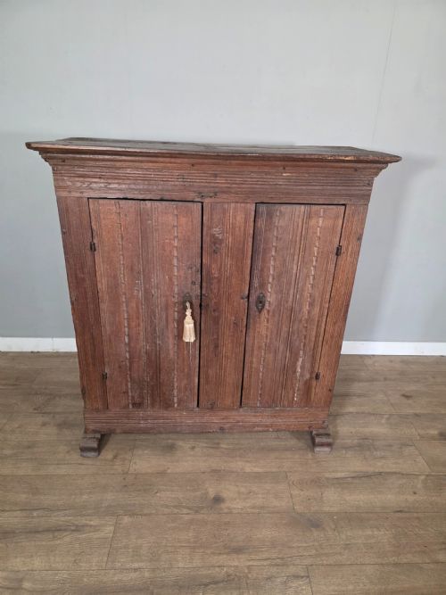 ANTIQUE 18TH CENTURY PRIMITIVE OAK CUPBOARD WITH ORIGINAL BLACKSMITH LOCK HINGES - ADDITIONAL PHOTO 1