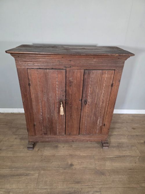 ANTIQUE 18TH CENTURY PRIMITIVE OAK CUPBOARD WITH ORIGINAL BLACKSMITH LOCK HINGES - ADDITIONAL PHOTO 2