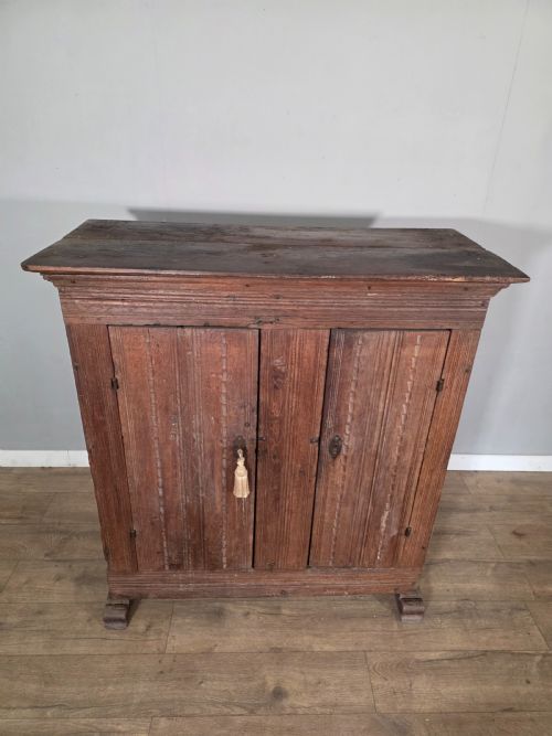ANTIQUE 18TH CENTURY PRIMITIVE OAK CUPBOARD WITH ORIGINAL BLACKSMITH LOCK HINGES - ADDITIONAL PHOTO 3