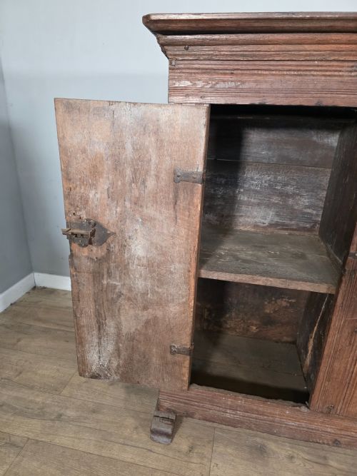 ANTIQUE 18TH CENTURY PRIMITIVE OAK CUPBOARD WITH ORIGINAL BLACKSMITH LOCK HINGES - ADDITIONAL PHOTO 4