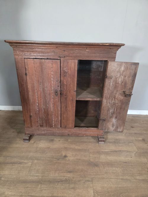 ANTIQUE 18TH CENTURY PRIMITIVE OAK CUPBOARD WITH ORIGINAL BLACKSMITH LOCK HINGES - ADDITIONAL PHOTO 7