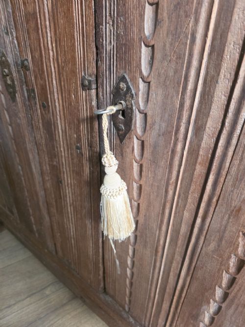 ANTIQUE 18TH CENTURY PRIMITIVE OAK CUPBOARD WITH ORIGINAL BLACKSMITH LOCK HINGES - ADDITIONAL PHOTO 15