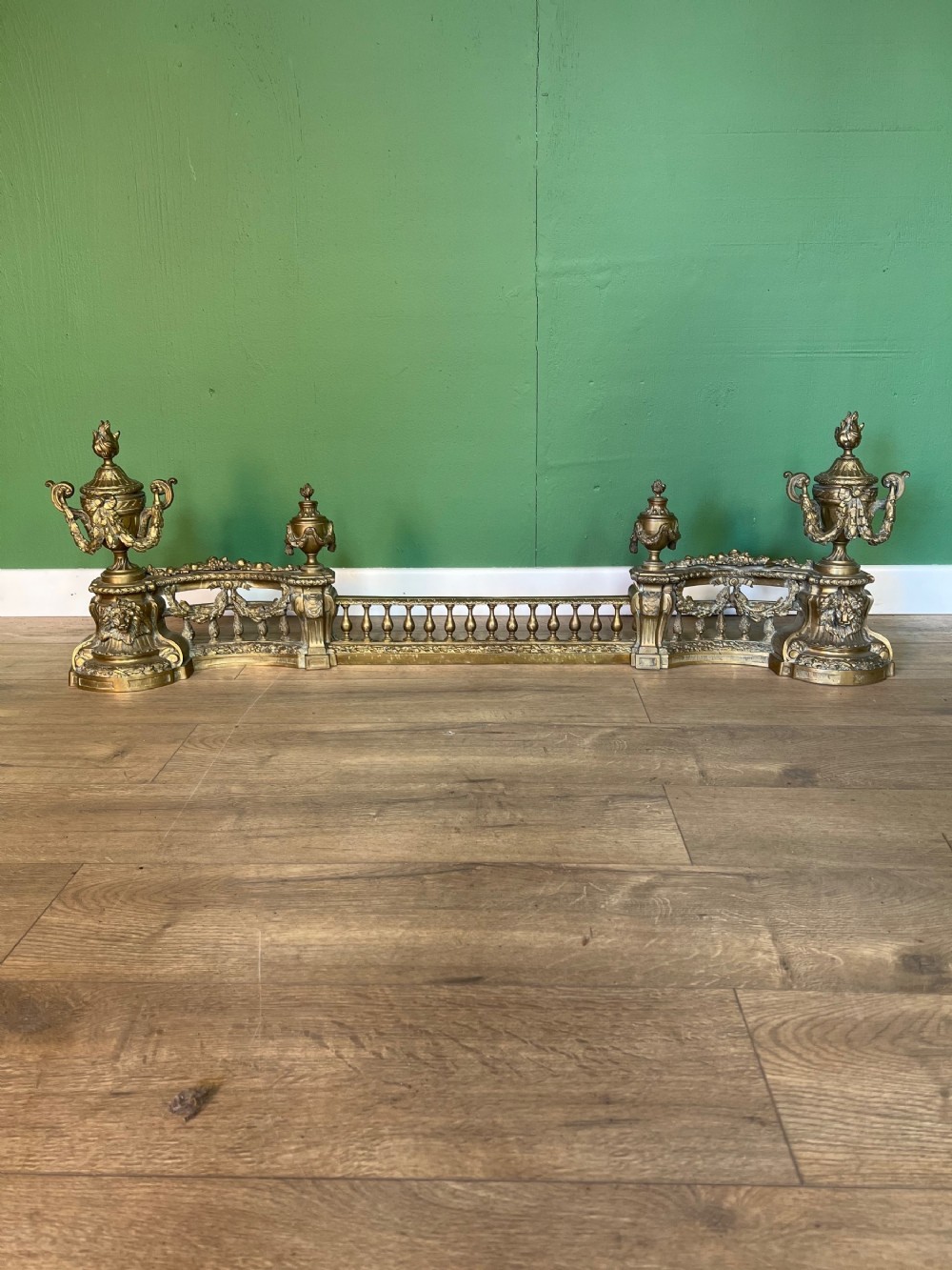 Good quality French Victorian cast brass fender