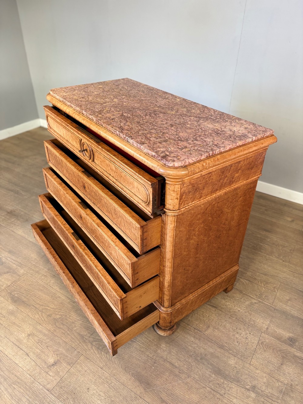 An exceptional quality antique 5 drawer French Victorian commode chest View VII