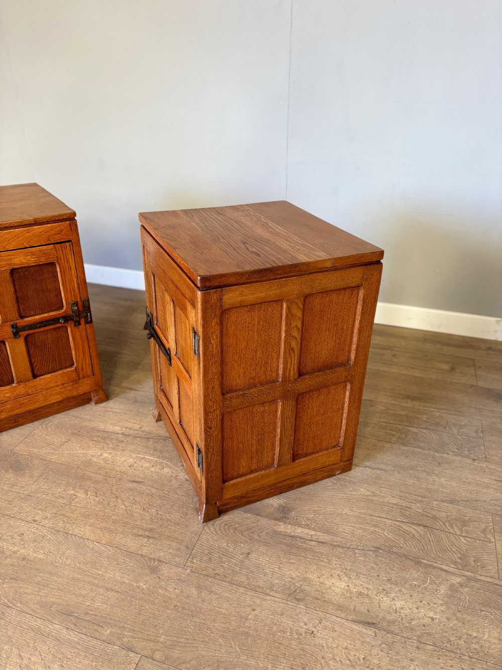 Pair of oak arts and crafts Cotswolds matching bedside cabinets  View III