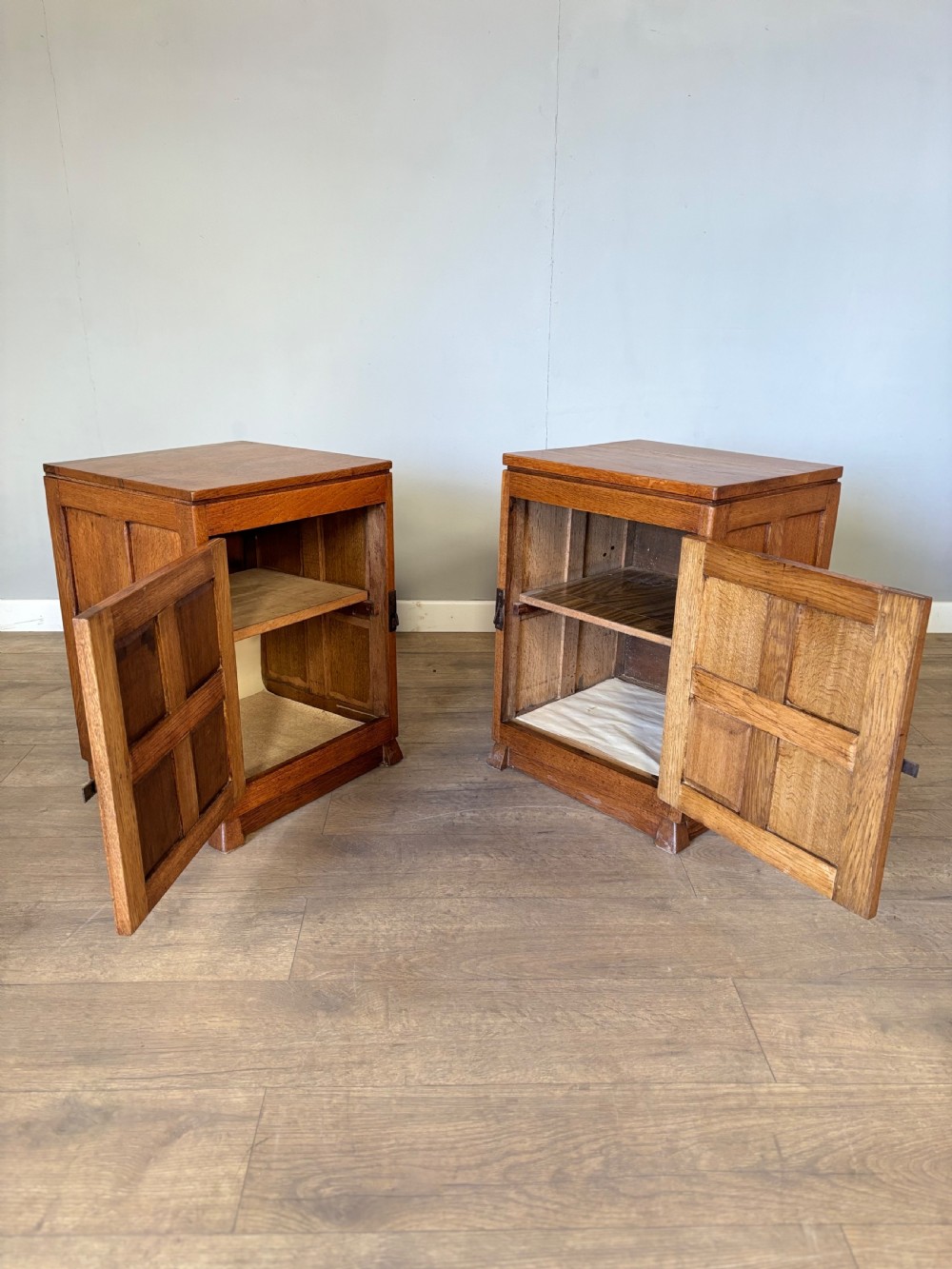 Pair of oak arts and crafts Cotswolds matching bedside cabinets  View VI