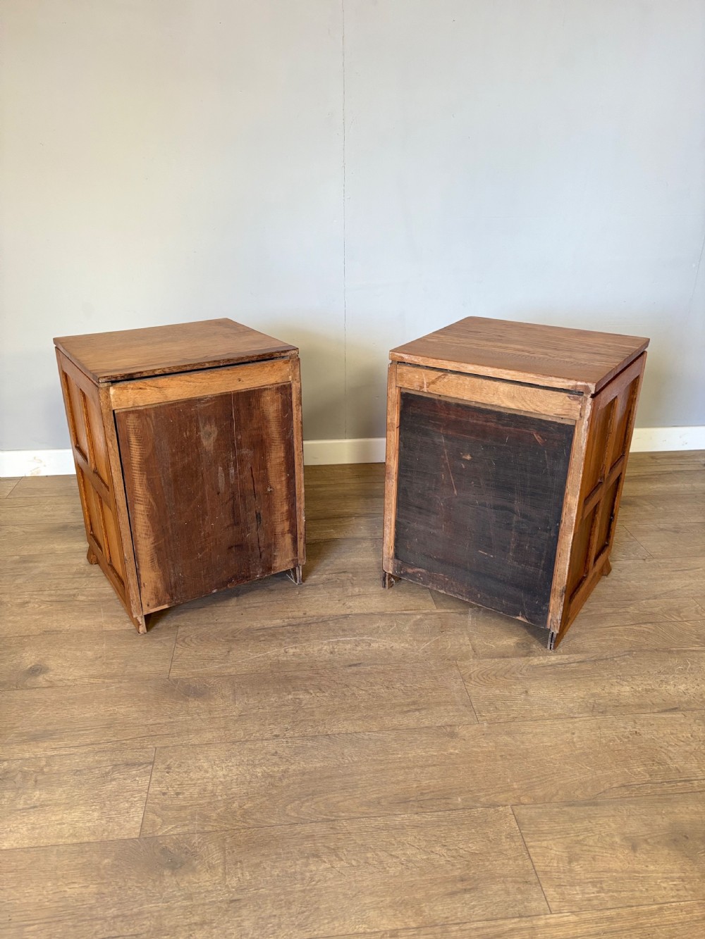 Pair of oak arts and crafts Cotswolds matching bedside cabinets  View VII