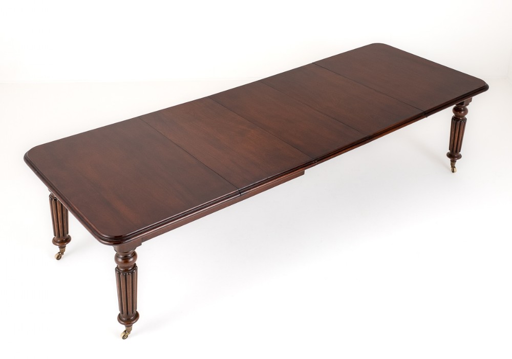 Early Victorian Mahogany 3 leaf Extending Dining Table