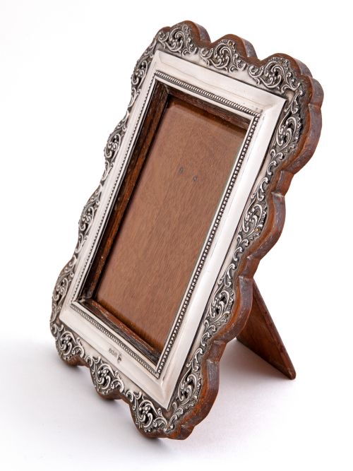 EDWARDIAN SILVER PHOTO PICTURE FRAME WITH A PIERCED SCROLLING FLORAL BORDER - ADDITIONAL PHOTO 2