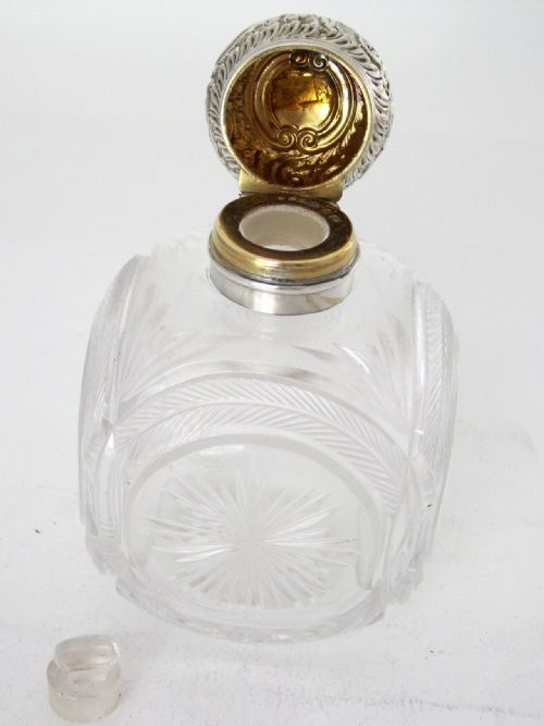 UNUSUAL LARGE SQUARE SHAPED LATE VICTORIAN SILVER CAPPED PERFUME BOTTLE - ADDITIONAL PHOTO 2