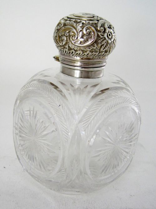UNUSUAL LARGE SQUARE SHAPED LATE VICTORIAN SILVER CAPPED PERFUME BOTTLE - ADDITIONAL PHOTO 4