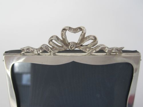DECORATIVE VICTORIAN SILVER PHOTO PICTURE FRAME WITH CAST RIBBON AND BOW TOP MOTIF - ADDITIONAL PHOTO 1