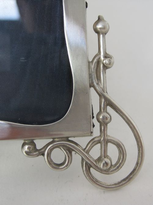 DECORATIVE VICTORIAN SILVER PHOTO PICTURE FRAME WITH CAST RIBBON AND BOW TOP MOTIF - ADDITIONAL PHOTO 3