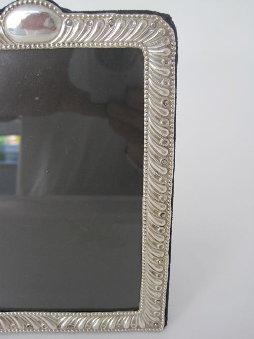 LATE VICTORIAN SILVER PHOTO PICTURE FRAME WITH EMBOSSED FLUTED BORDER - ADDITIONAL PHOTO 2