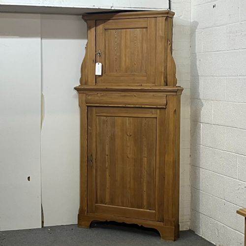 LARGE TALL ANTIQUE PINE CORNER CUPBOARD - ADDITIONAL PHOTO 1