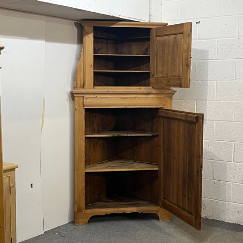 LARGE TALL ANTIQUE PINE CORNER CUPBOARD - ADDITIONAL PHOTO 2