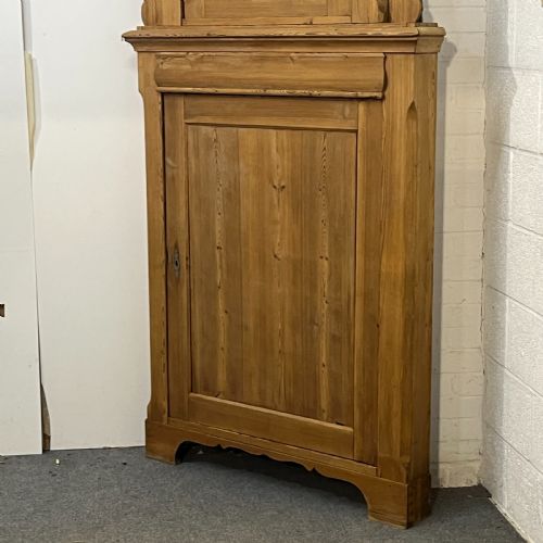 LARGE TALL ANTIQUE PINE CORNER CUPBOARD - ADDITIONAL PHOTO 4