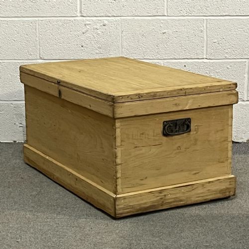 LARGE ANTIQUE PINE BLANKET CHEST - ADDITIONAL PHOTO 2