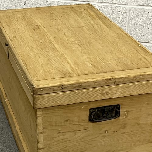LARGE ANTIQUE PINE BLANKET CHEST - ADDITIONAL PHOTO 4
