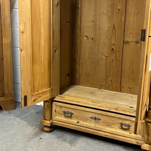 SMALL ANTIQUE PINE WARDROBE WITH BOTTOM DRAWER - ADDITIONAL PHOTO 6