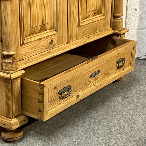 SMALL ANTIQUE PINE WARDROBE WITH BOTTOM DRAWER - ADDITIONAL PHOTO 8