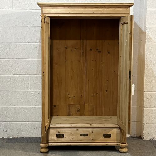 BEAUTIFUL SMALL ANTIQUE PINE WARDROBE WITH BOTTOM DRAWER - ADDITIONAL PHOTO 3