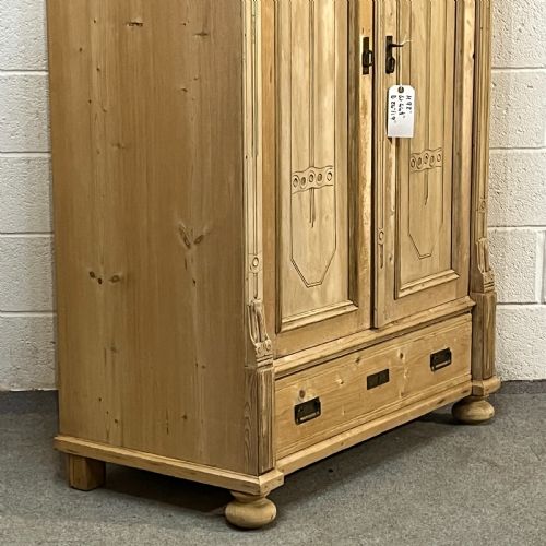 BEAUTIFUL SMALL ANTIQUE PINE WARDROBE WITH BOTTOM DRAWER - ADDITIONAL PHOTO 5