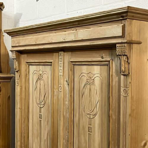BEAUTIFUL SMALL ANTIQUE PINE WARDROBE WITH BOTTOM DRAWER - ADDITIONAL PHOTO 7