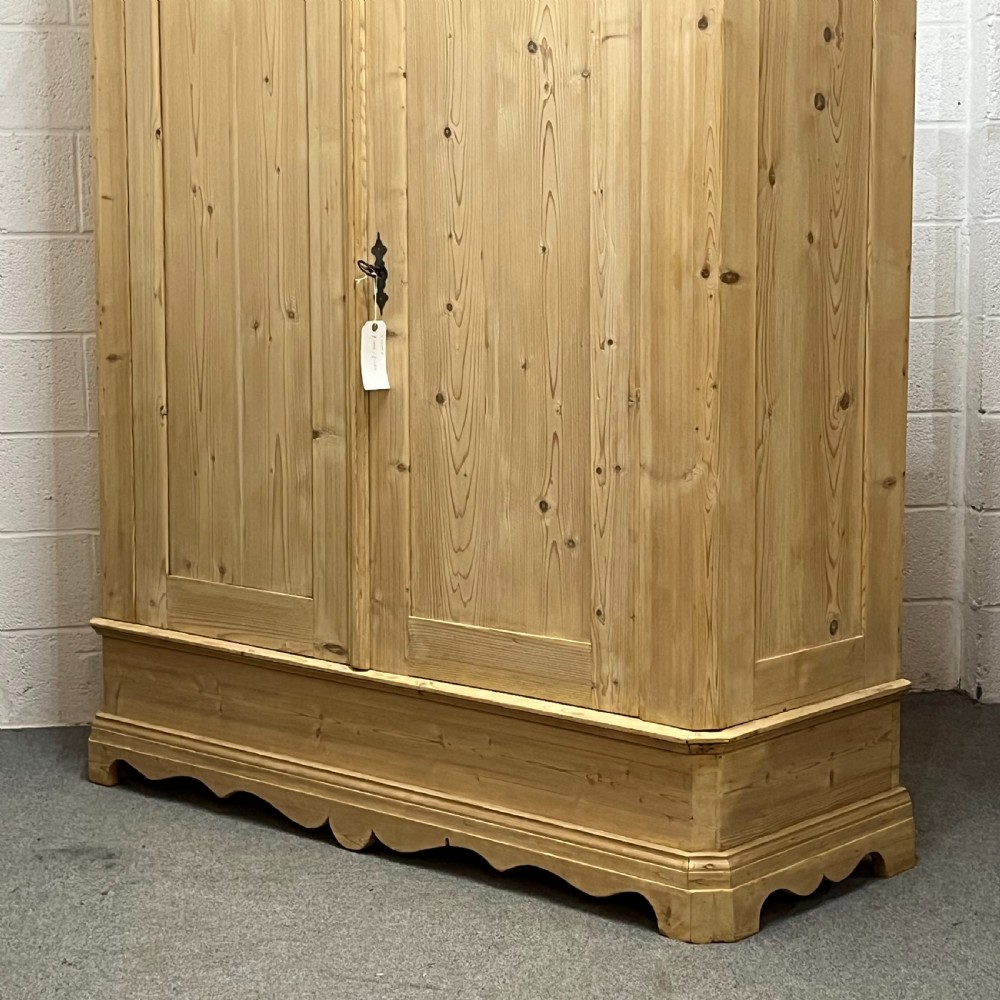 Large Antique Pine Wardrobe (Dismantles)  View VII