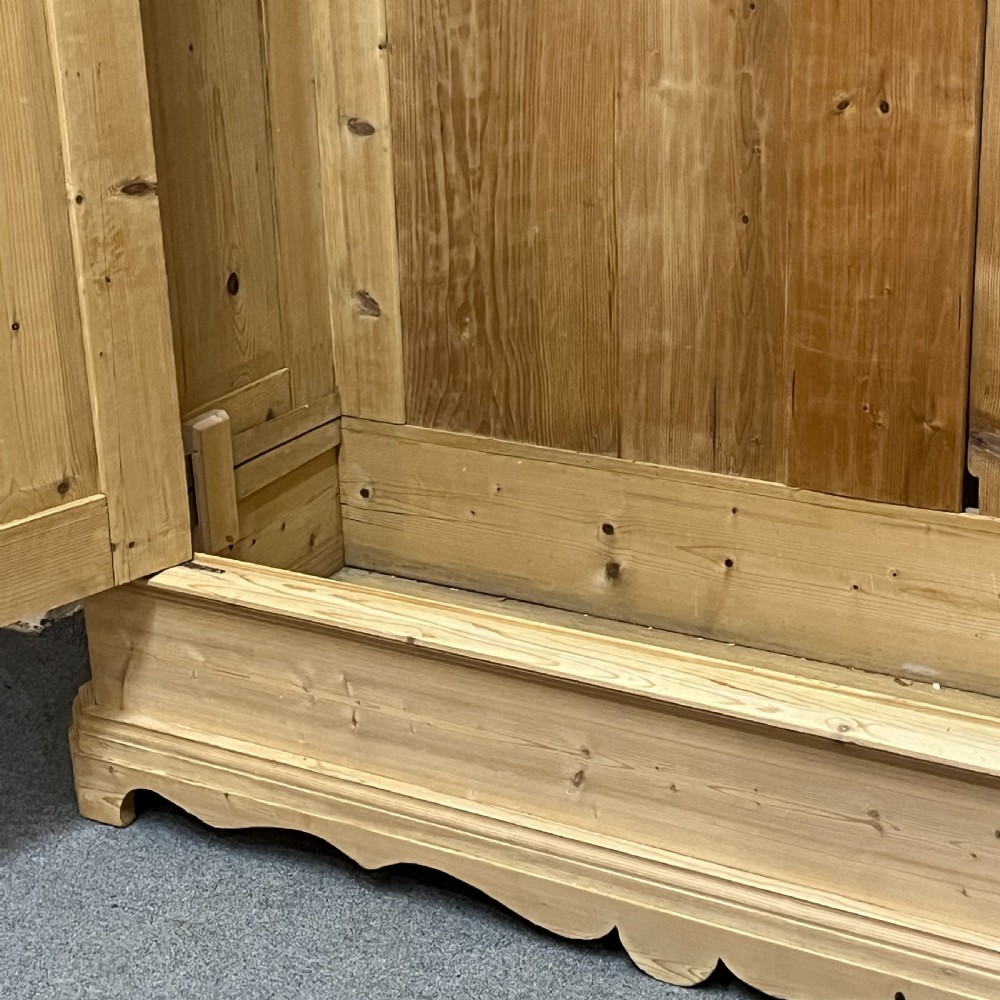 Large Antique Pine Wardrobe (Dismantles)  View IX