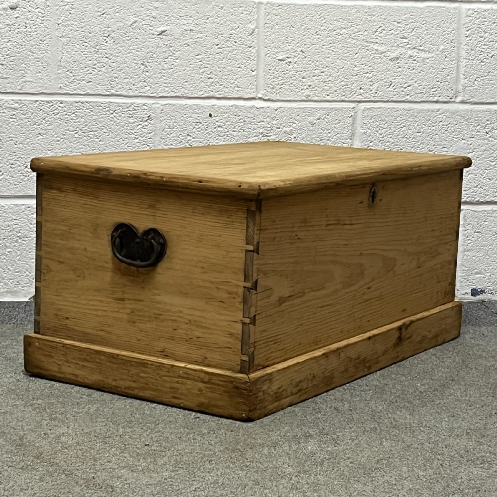 Small Victorian Pine Blanket Box View V
