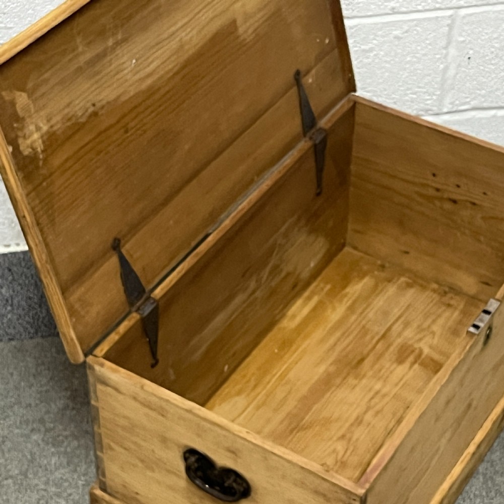 Small Victorian Pine Blanket Box View VIII