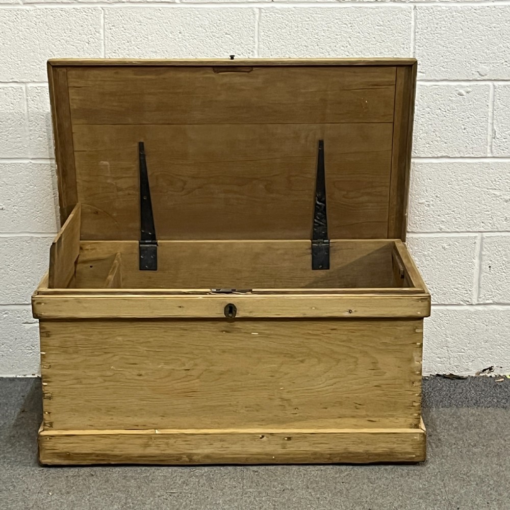 A large rectangular natural pine blanket chest featuring dovetailed joints, a hinged top lid, and a central keyhole escutcheon. View IV